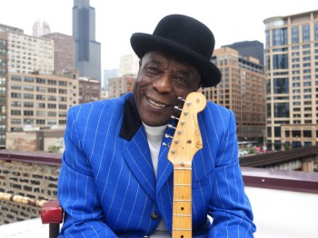 Buddy Guy в костюме с гитарой (Бадди Гай)